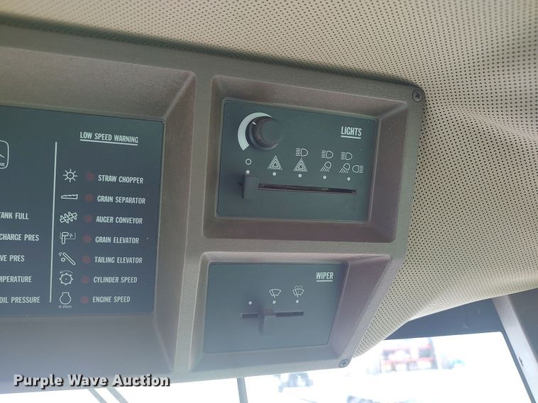 image for item LK9086 1992 John Deere 9600  combine