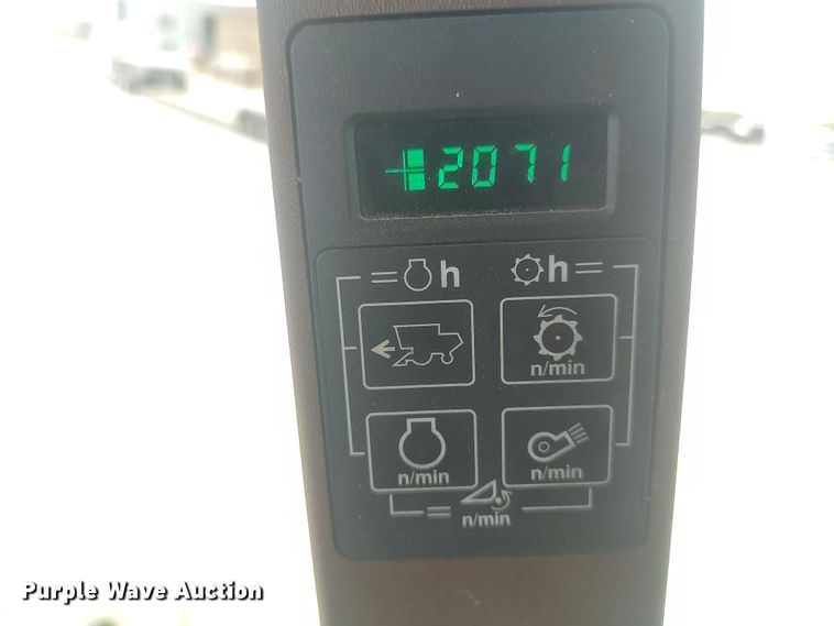 image for item LK9086 1992 John Deere 9600  combine