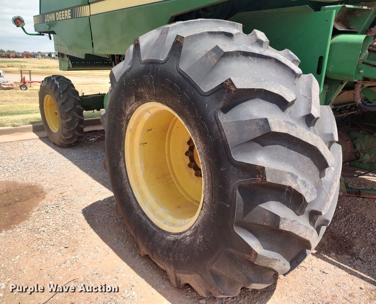 image for item LK9086 1992 John Deere 9600  combine
