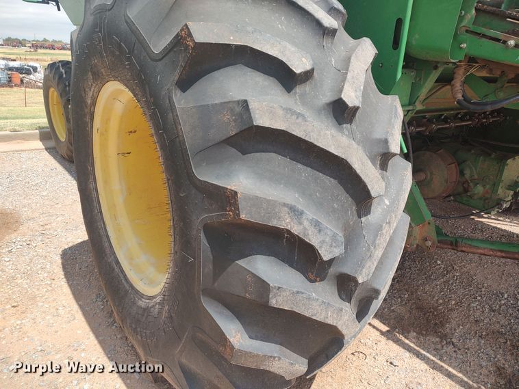 image for item LK9086 1992 John Deere 9600  combine