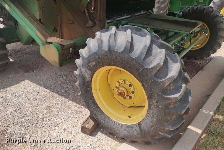 image for item LK9086 1992 John Deere 9600  combine