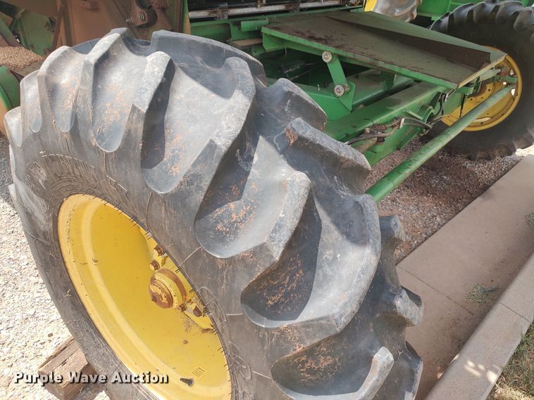 image for item LK9086 1992 John Deere 9600  combine