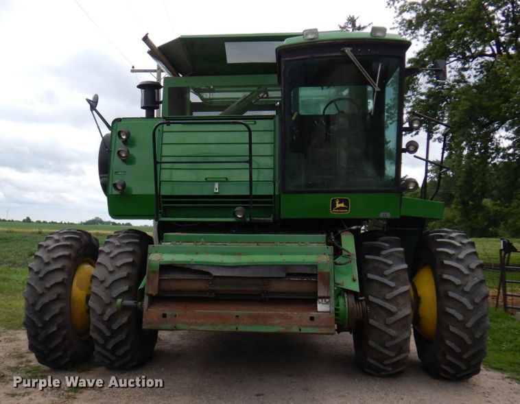 image for item MH9041 1988 John Deere 8820 Titan II  combine