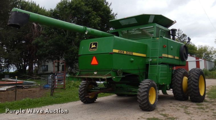 image for item MH9041 1988 John Deere 8820 Titan II  combine