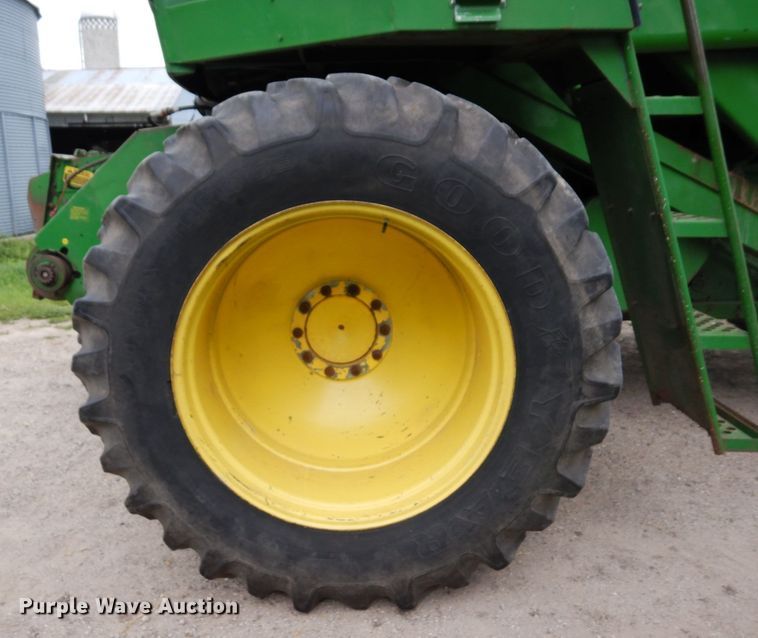 image for item MH9041 1988 John Deere 8820 Titan II  combine