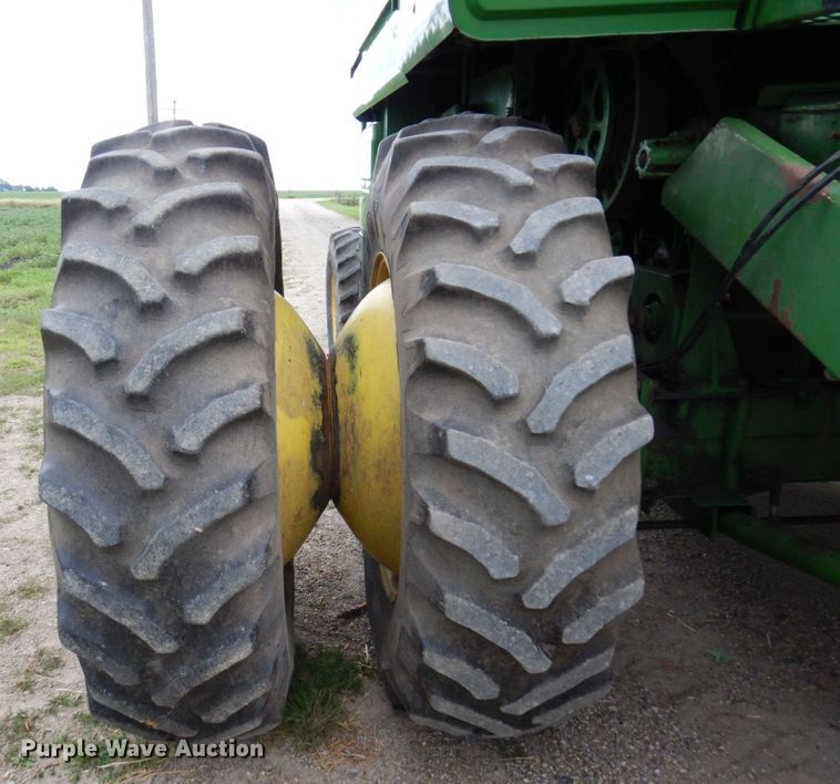 image for item MH9041 1988 John Deere 8820 Titan II  combine