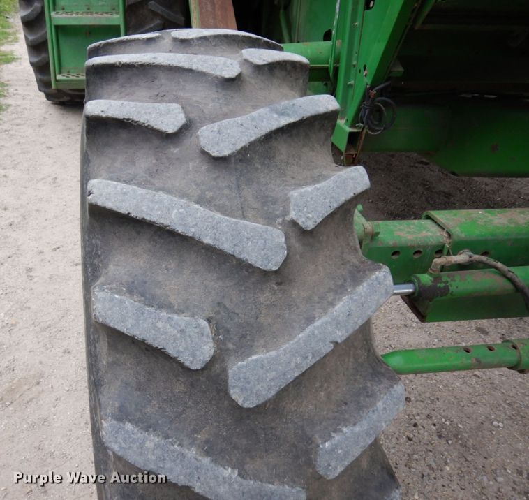 image for item MH9041 1988 John Deere 8820 Titan II  combine