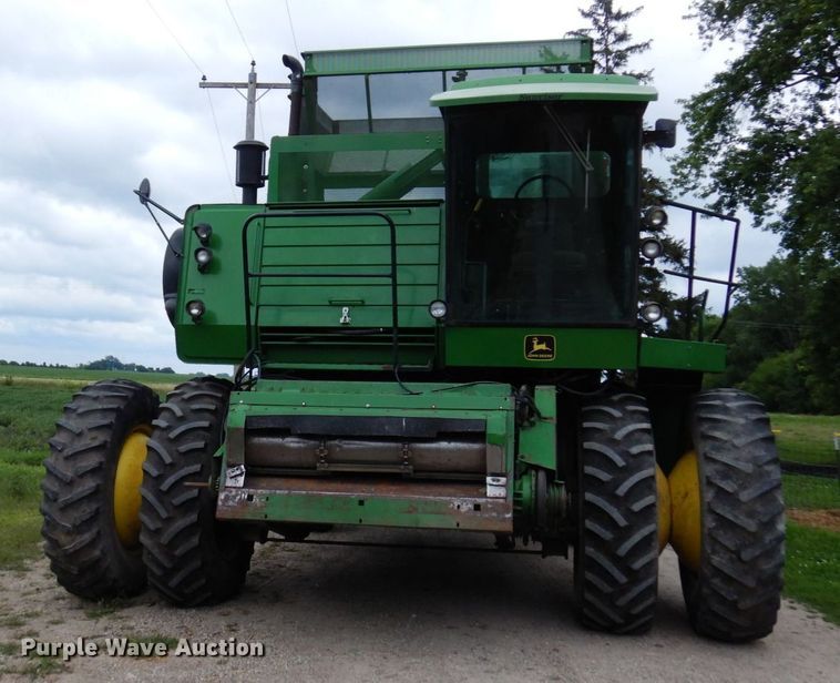 image for item MH9042 1988 John Deere 8820 Titan II  combine