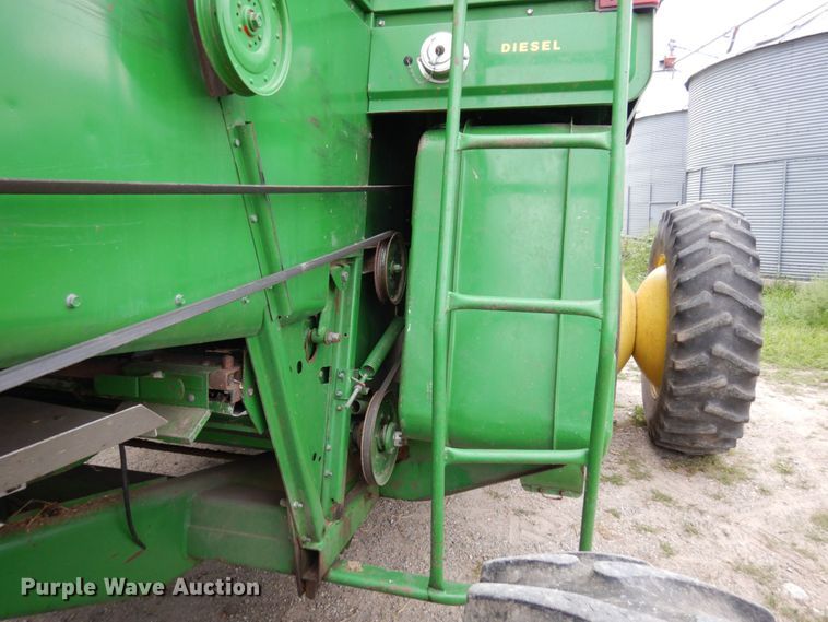 image for item MH9042 1988 John Deere 8820 Titan II  combine