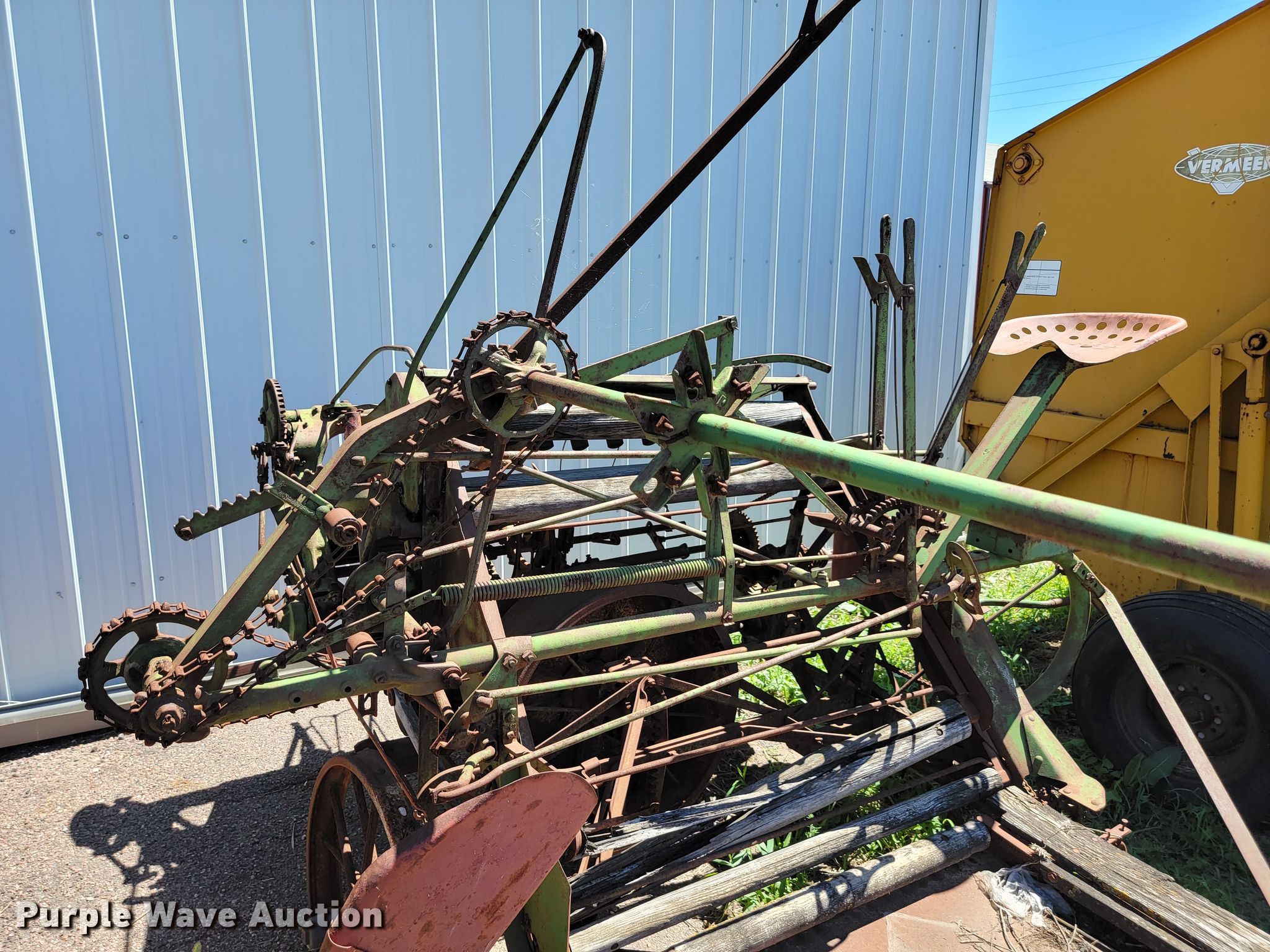 John Deere hay binder in Sioux City, IA Item JC9681 sold Purple Wave