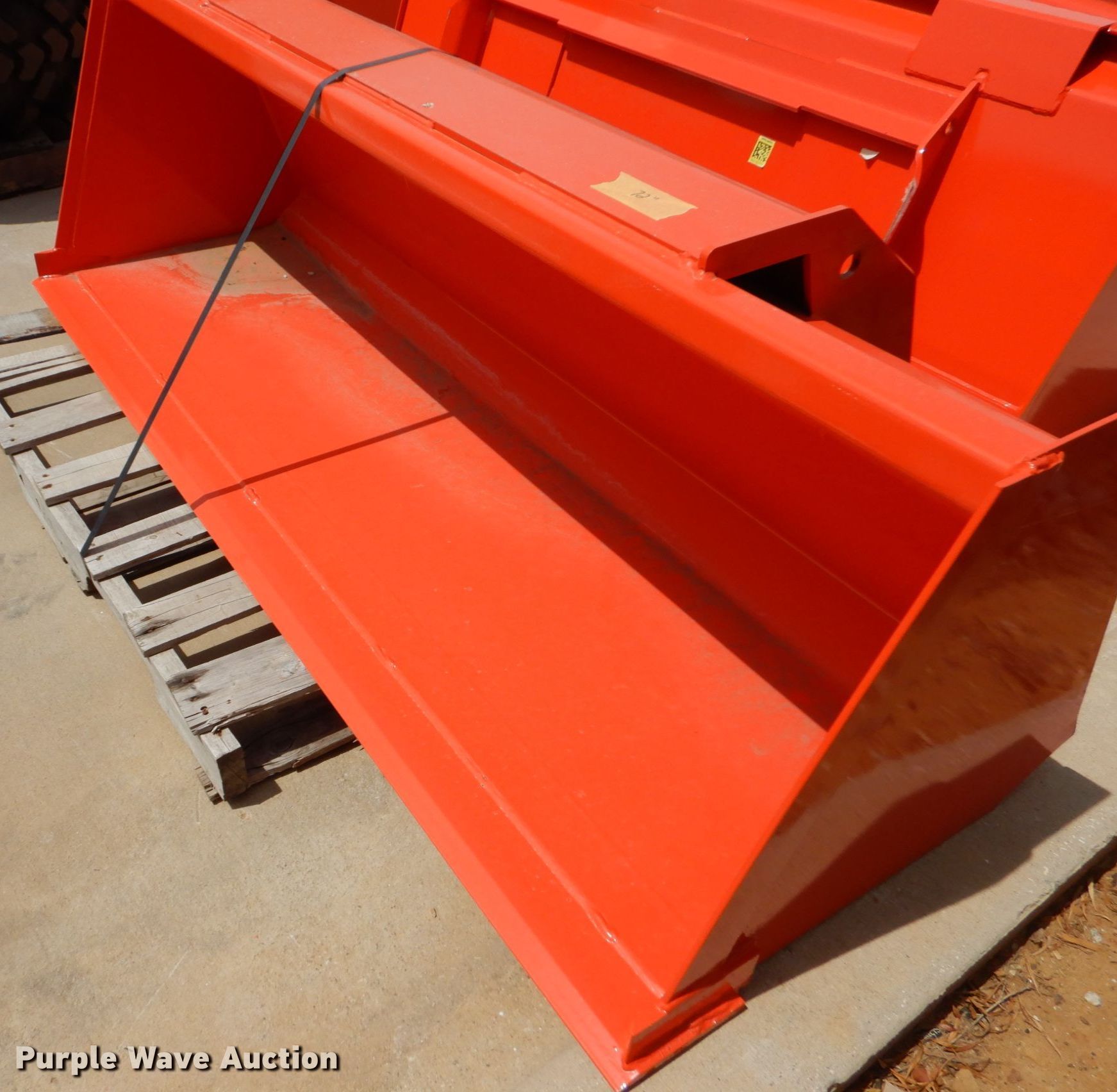 Kubota 71"W bucket in Grapevine, TX Item LS9811 sold Purple Wave