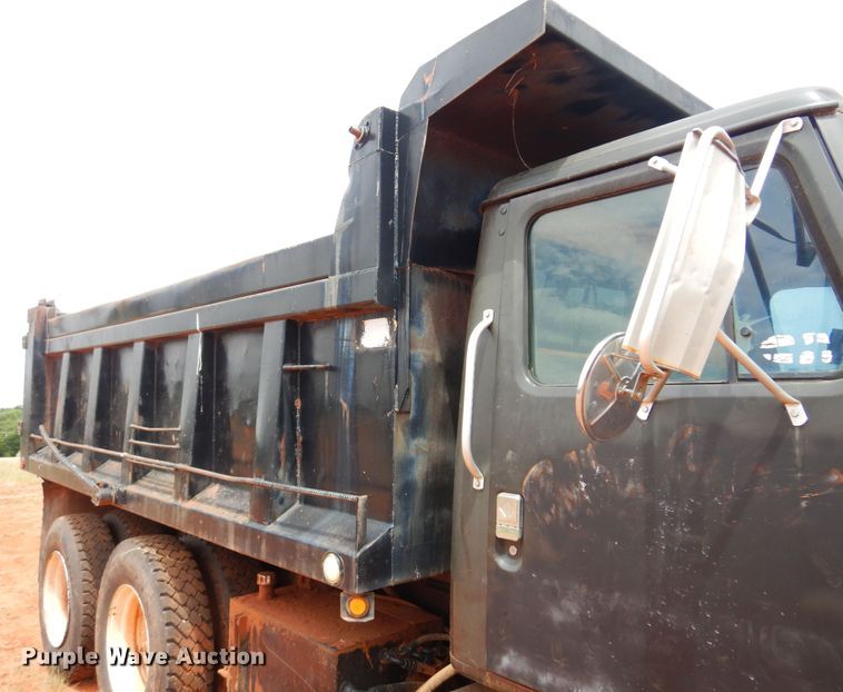 image for item DB7960 1997 International 4900  dump truck