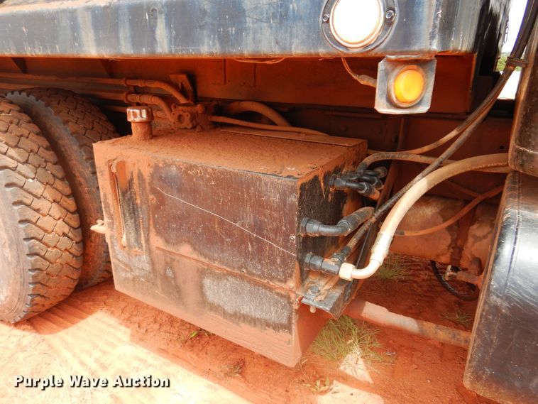 image for item DB7960 1997 International 4900  dump truck