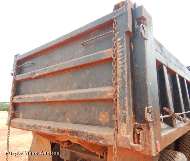 image for item DB7960 1997 International 4900  dump truck
