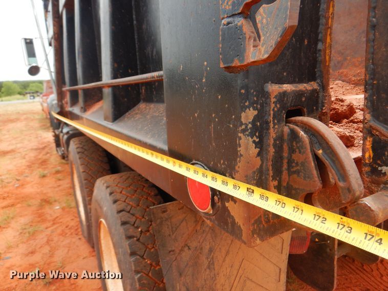 image for item DB7960 1997 International 4900  dump truck