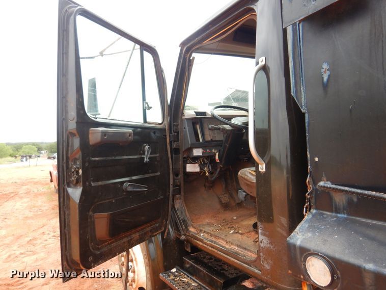 image for item DB7960 1997 International 4900  dump truck