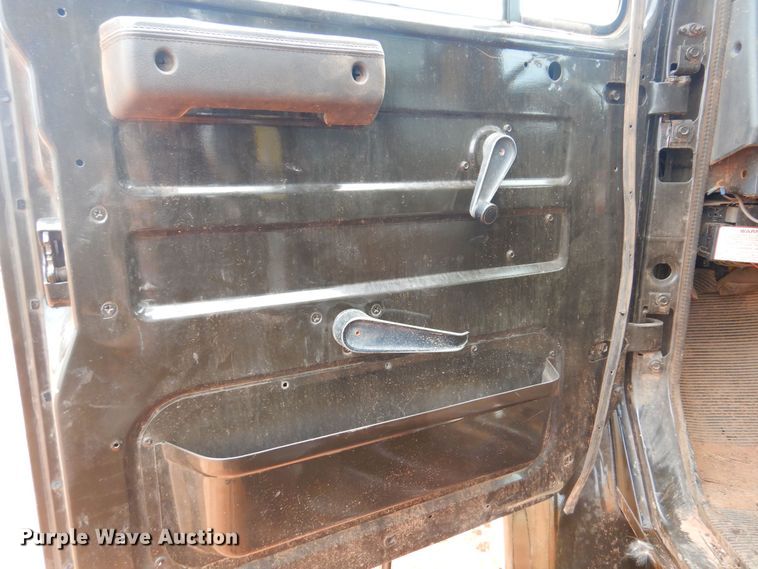 image for item DB7960 1997 International 4900  dump truck