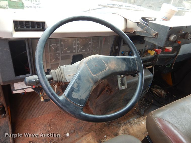 image for item DB7960 1997 International 4900  dump truck