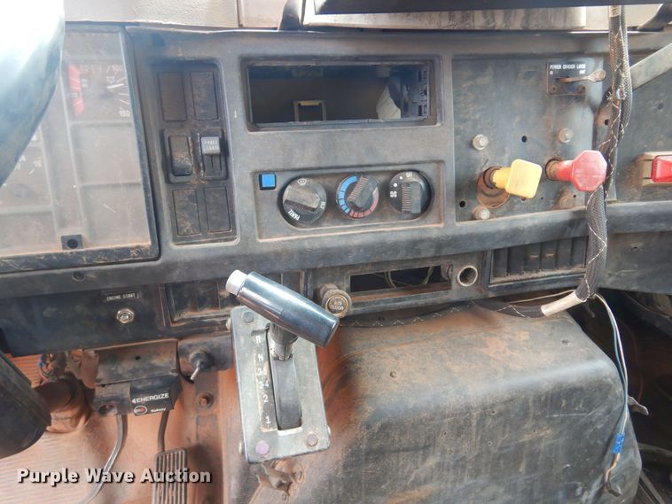 image for item DB7960 1997 International 4900  dump truck