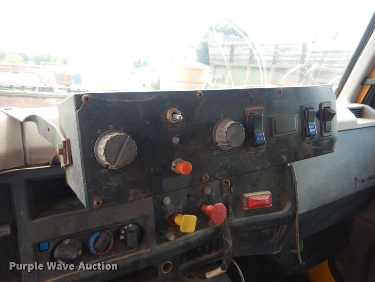 image for item DB7960 1997 International 4900  dump truck