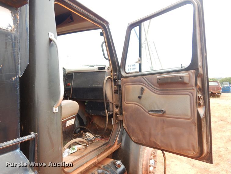 image for item DB7960 1997 International 4900  dump truck