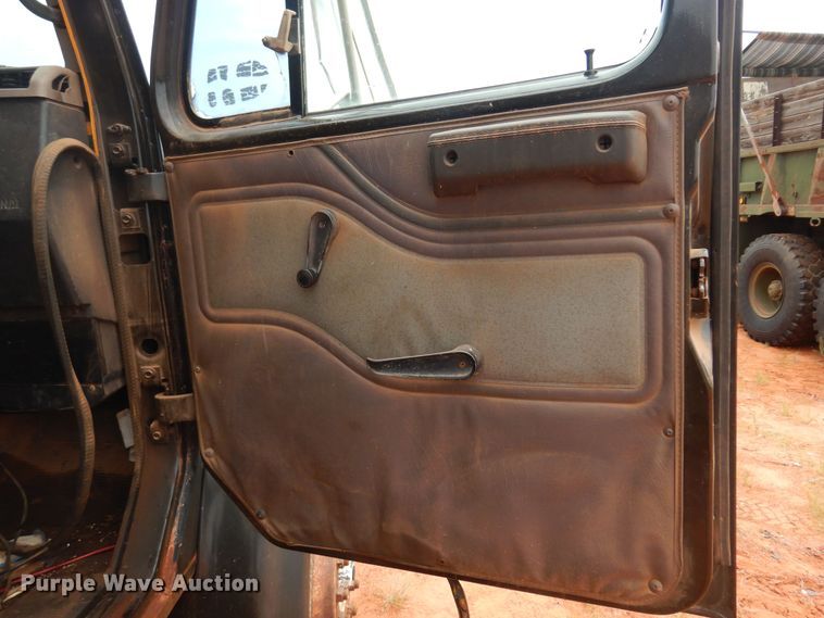 image for item DB7960 1997 International 4900  dump truck