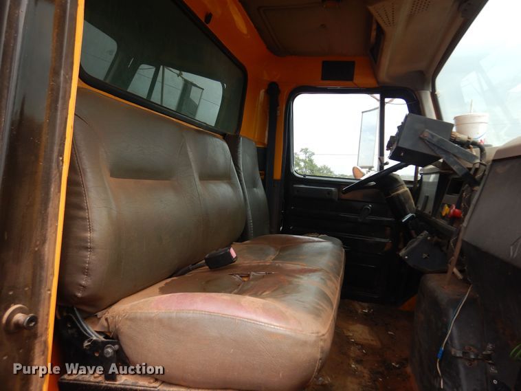 image for item DB7960 1997 International 4900  dump truck