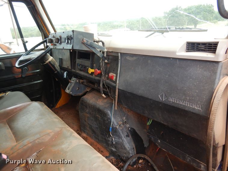 image for item DB7960 1997 International 4900  dump truck