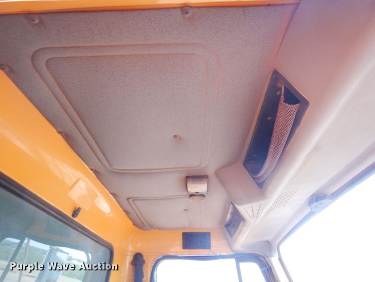 image for item DB7960 1997 International 4900  dump truck