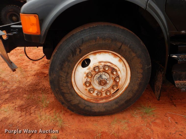 image for item DB7960 1997 International 4900  dump truck