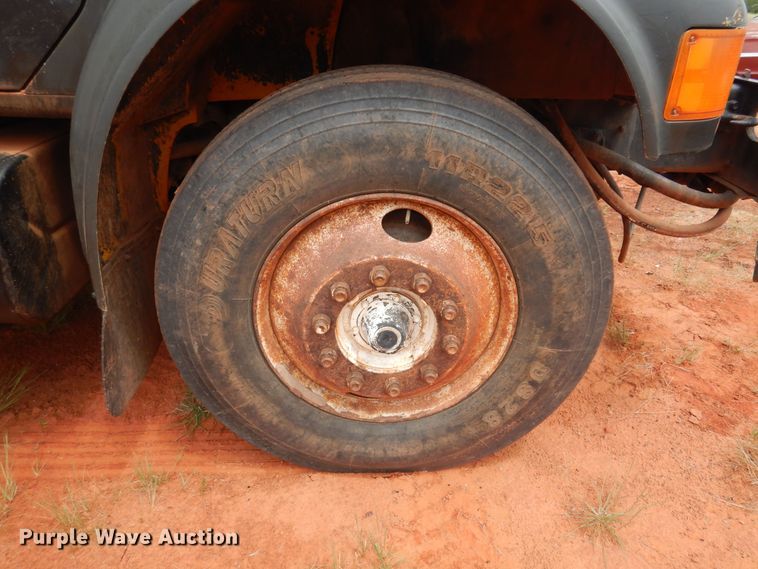 image for item DB7960 1997 International 4900  dump truck