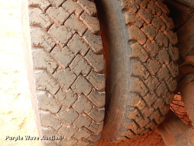 image for item DB7960 1997 International 4900  dump truck