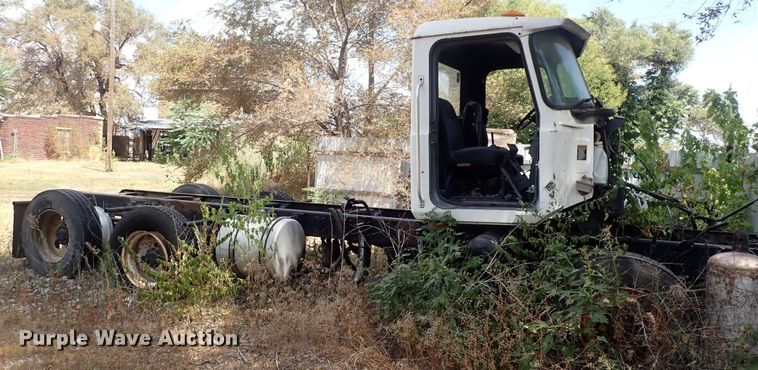 image for item DF8353 1995 Mack CH613  truck cab and chassis