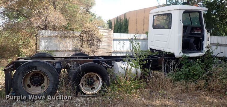 image for item DF8353 1995 Mack CH613  truck cab and chassis