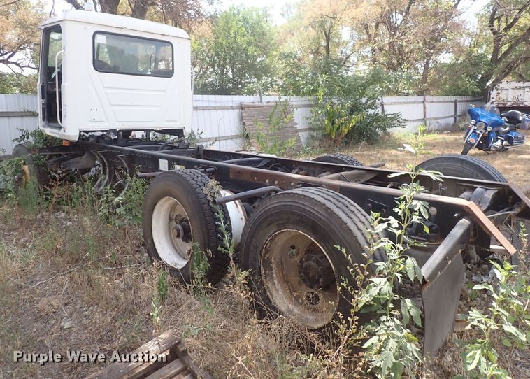 image for item DF8353 1995 Mack CH613  truck cab and chassis