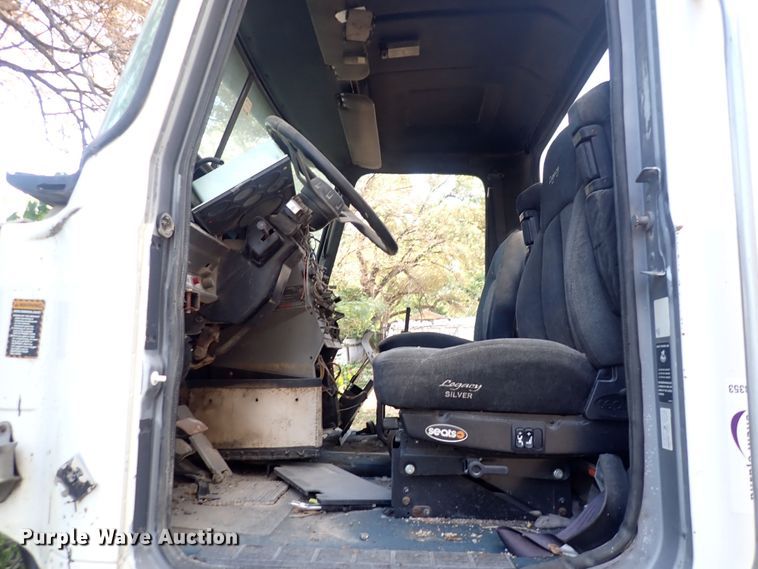 image for item DF8353 1995 Mack CH613  truck cab and chassis