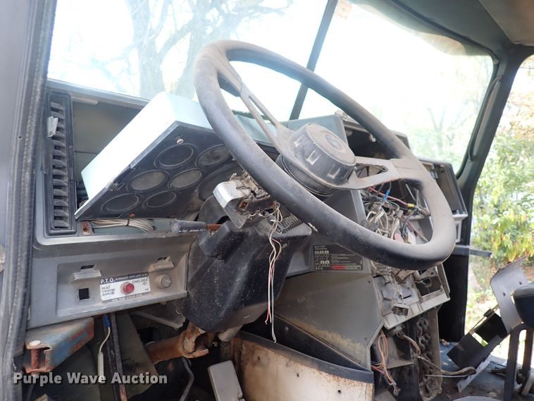 image for item DF8353 1995 Mack CH613  truck cab and chassis