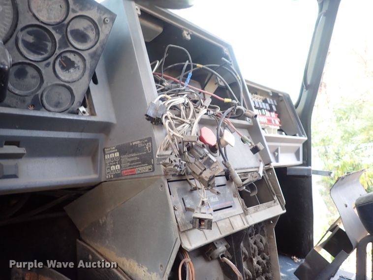 image for item DF8353 1995 Mack CH613  truck cab and chassis