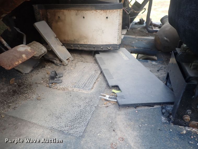 image for item DF8353 1995 Mack CH613  truck cab and chassis