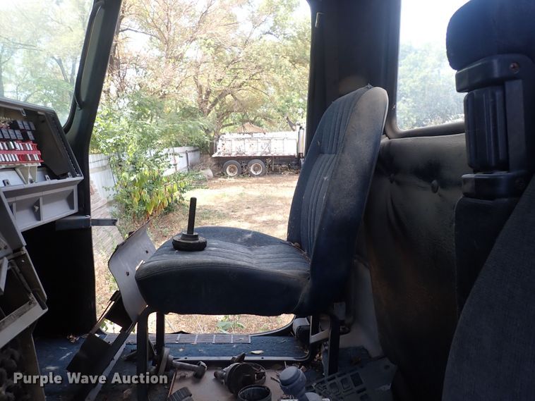 image for item DF8353 1995 Mack CH613  truck cab and chassis