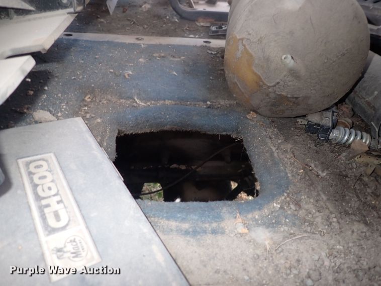 image for item DF8353 1995 Mack CH613  truck cab and chassis