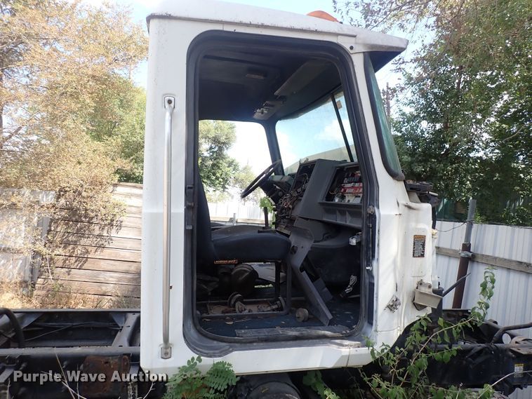 image for item DF8353 1995 Mack CH613  truck cab and chassis
