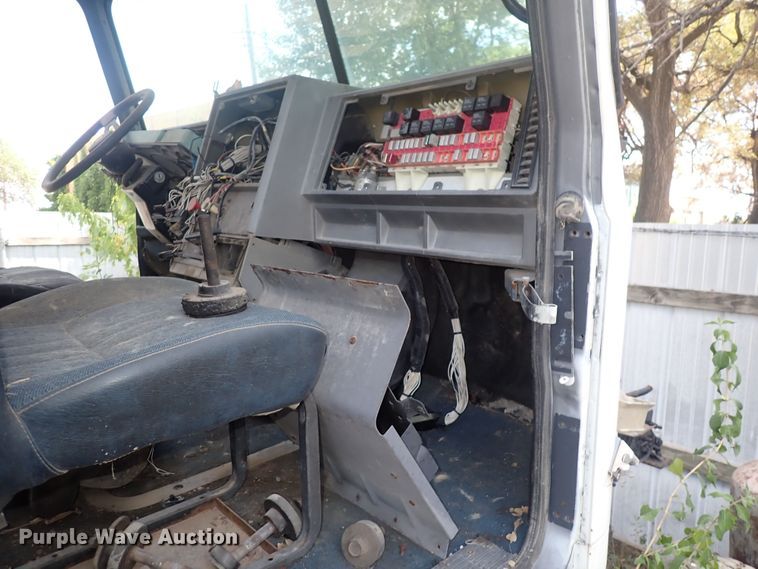 image for item DF8353 1995 Mack CH613  truck cab and chassis