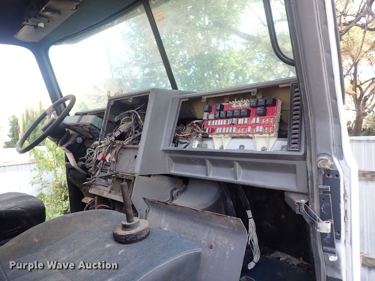 image for item DF8353 1995 Mack CH613  truck cab and chassis