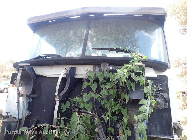 image for item DF8353 1995 Mack CH613  truck cab and chassis