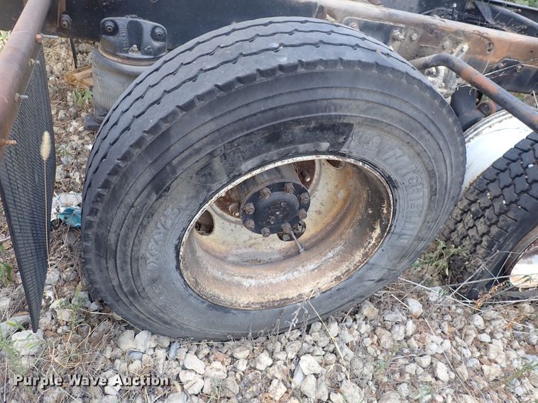 image for item DF8353 1995 Mack CH613  truck cab and chassis