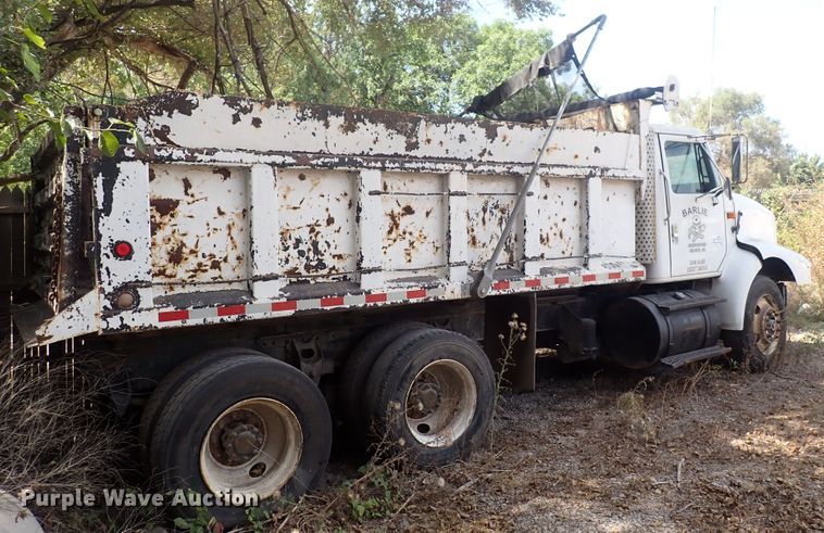 image for item DF8354 1995 International 8200  dump truck
