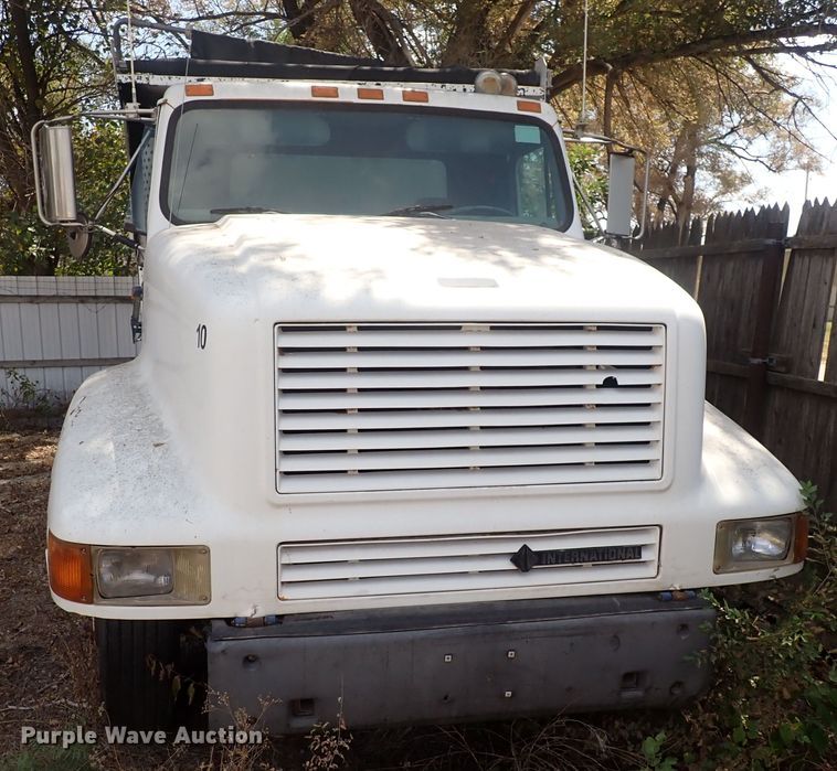 image for item DF8354 1995 International 8200  dump truck