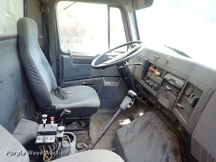 image for item DF8354 1995 International 8200  dump truck