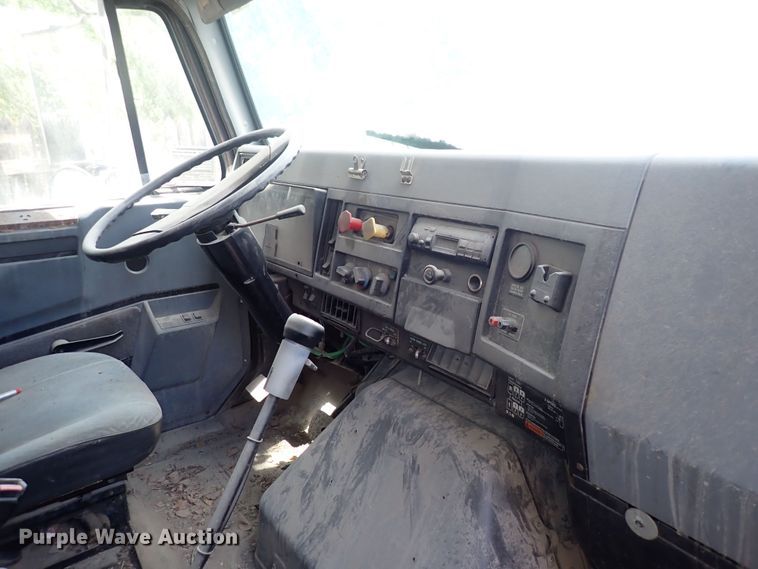 image for item DF8354 1995 International 8200  dump truck